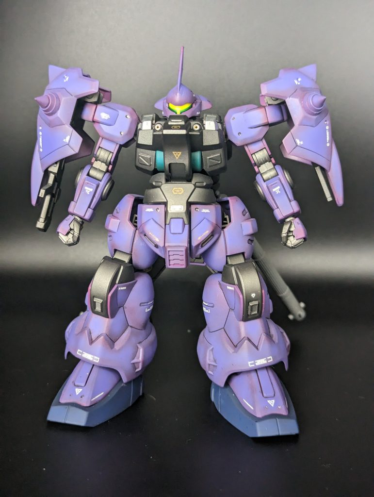 全体の下地に水性サフグレー吹いてから紫部はワインレッド調色→パープル調色 ボデイ、バックパックは赤鉄色、関節、武器は黒鉄色 足下はティターンブルー2、スミ入れ、デカール貼り前のコートは、いつもファレホのを使う事が多いのですが、今回は水性ホビーカラー半艶クリア、最後のコートは今年新発売の水性つや消しUVカットスムースクリアを使いましたが、なかなか好印象で、これからも出番が増えそうな予感