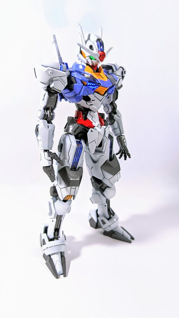 主な改造箇所は肩と膝周り。平面が出る形状にパテを盛り、各所スラスターを追加しています。機体コンセプトは高機動化と微細な姿勢制御の実現。遠距離兵装がメインのエアリアルに、接近戦時の俊敏性や回避能力の向上を目的として改造を施しました。無印ビルドファイターズの世界に持ち込みたくなるような、原型をとどめたデザイン変更にしてあります。