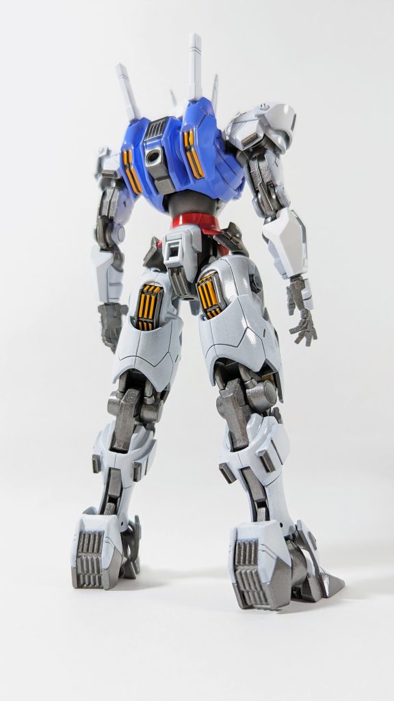 その他改修箇所としては、•アンテナを短く変更•肩上部を厚くして発光部をレジンで埋める•前腕の延長•腰の延長と周辺外装の形状変更•全身のバランスにあわせてつま先を厚く変更•各所肉抜きの穴埋め、シャープ化•写真用紙とブラックライトで発光部の作成など行いました。後々関節がへたり始めたら補強したいので、背面脚部の合わせ目は後ハメ加工もせず放置!