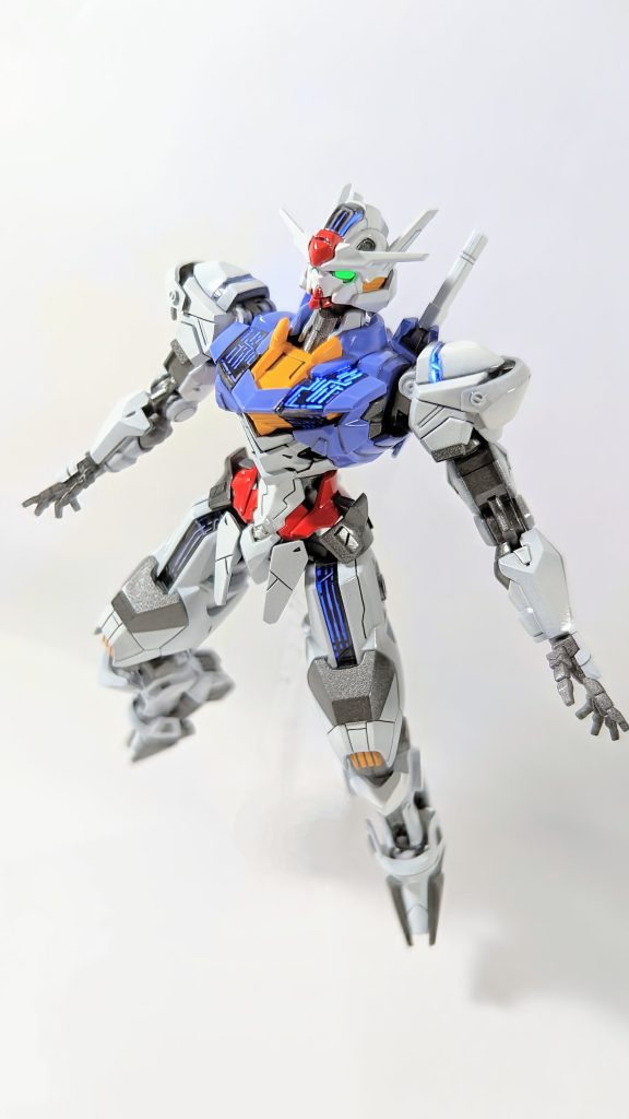 トップコートはつや消しか光沢か悩みに悩んで光沢を選択しました。普段つや消しでMSを仕上げるので新鮮でしたが、エアリアルに光沢は良い!発光部も良い出来になったと思います。