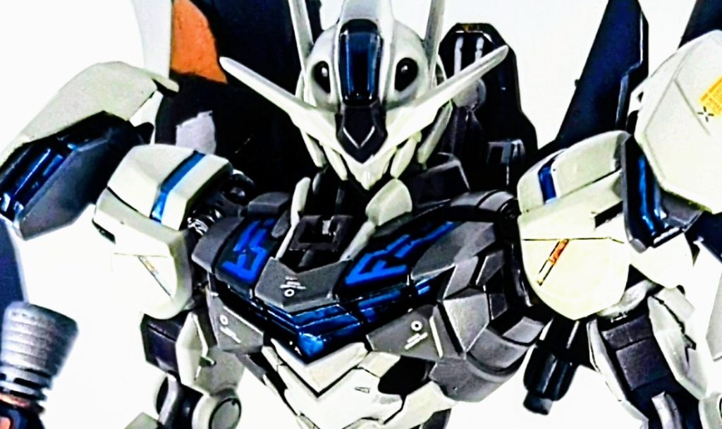 胸部アップです。※分かりやすくする為に彩度等を編集しています。一部パーツ(主に元がイエローのパーツ)をラップ塗装しました。目立たないながらもいいアクセントになってくれました。また胸部などのシェルユニットに関しては、下地をクリアーブルーによるキャンディ塗装を行い、その上から更にジャーマングレーを吹き、マスキングする事によって全て塗り分けています。私は棚に飾った時の見栄えを一番に重要視するので、蛍光塗料による発行表現は行いませんでした。