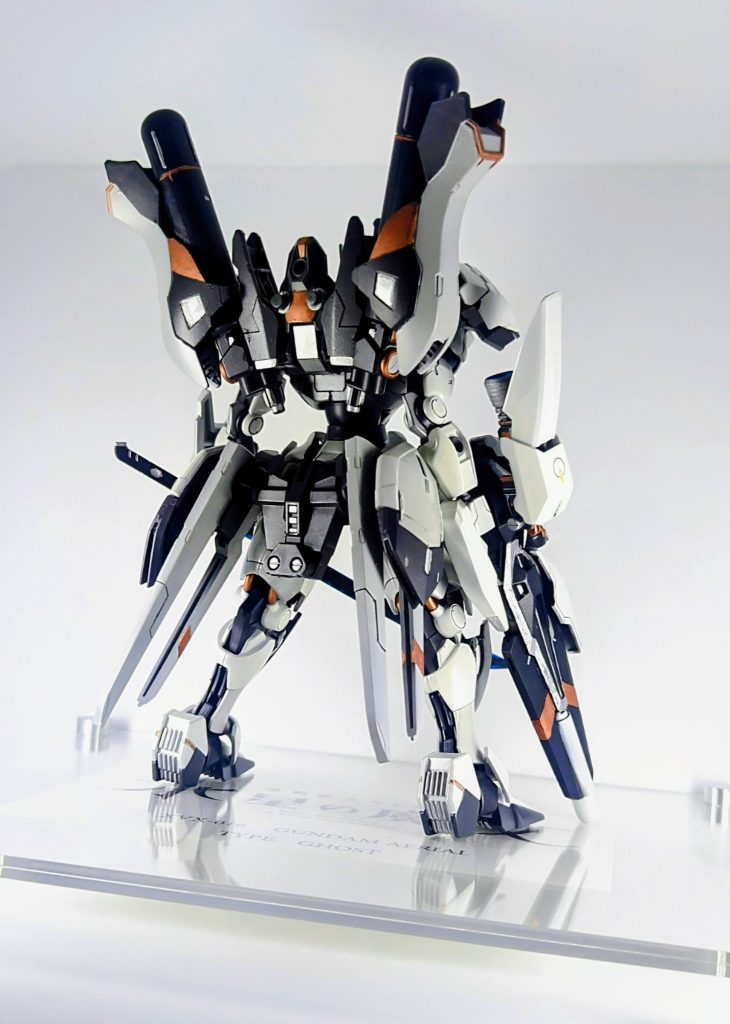 バック画像です。新造したオリジナルバックパックとバエルから移植した腰部のユニットを装備しています。実戦使用に伴いエネルギー消費が激しくなると想定し、プロペラントタンクを増設しました。また各所にシルバーで部分塗装をし、よりメカメカしい精密さを出せるように心がけました。