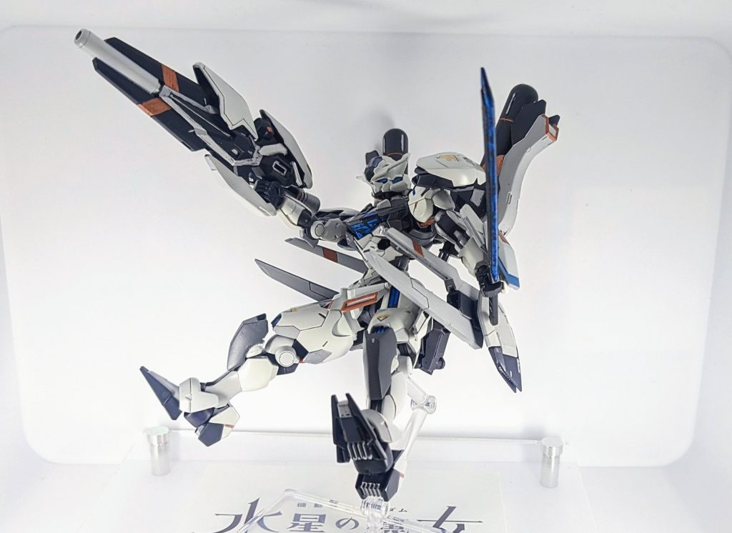 フルバーストポーズになります。腰部アーマーは前後に展開出来、ブースター及びレールガンになる設定です。