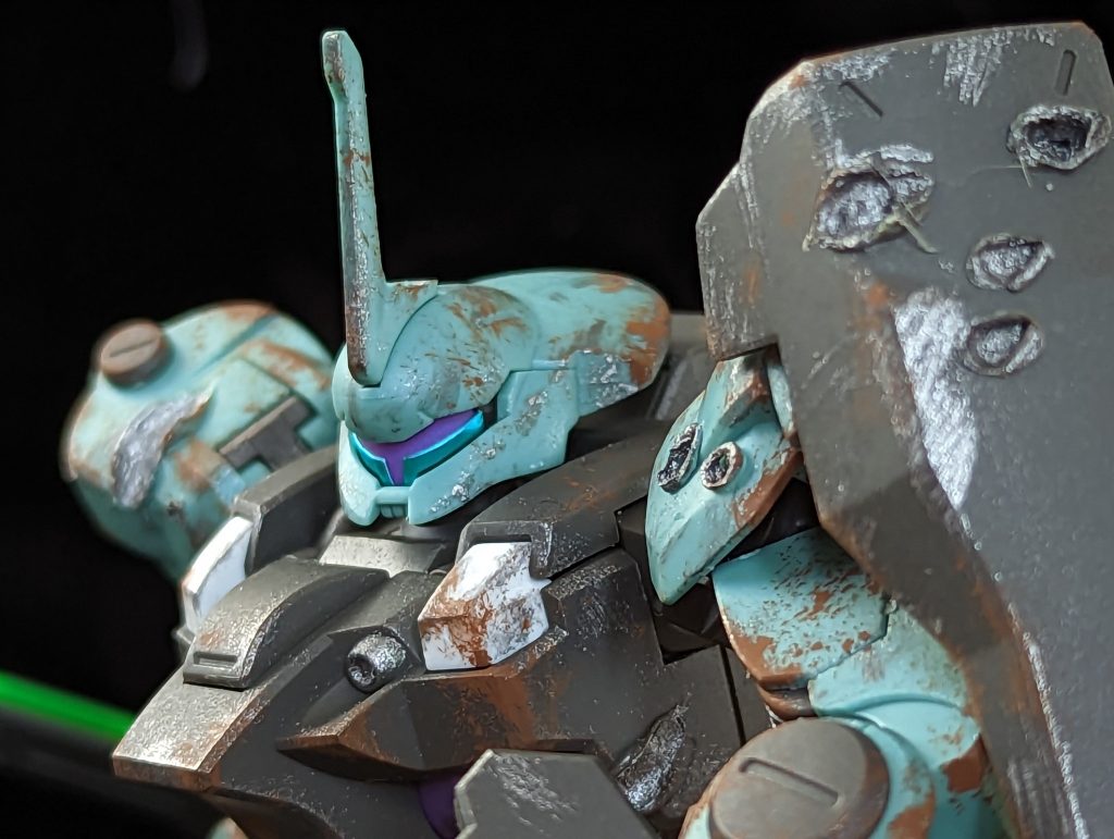 ショルダーには銃弾をうけたあと。