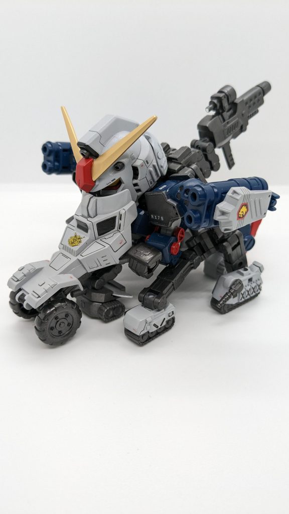 シールドの持ち手を新規造形したので変形がカッチリ決まるようになりました。また、バックマスター収納部のキャタピラがきちんと接地しています。