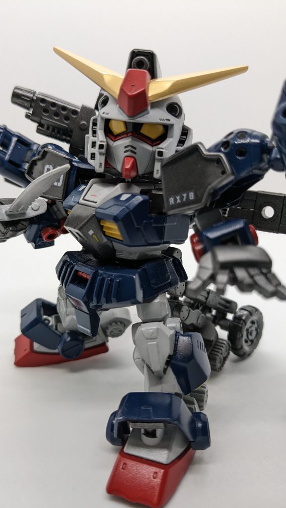 破損したブレードアンテナを強化したので若干大型化しています。カラーもラフゴールドからレッドゴールドに変更。後は見えない箇所ですが、手首と腰の関節にプラバンを接着して接地面積を増やして渋みを調整しました。