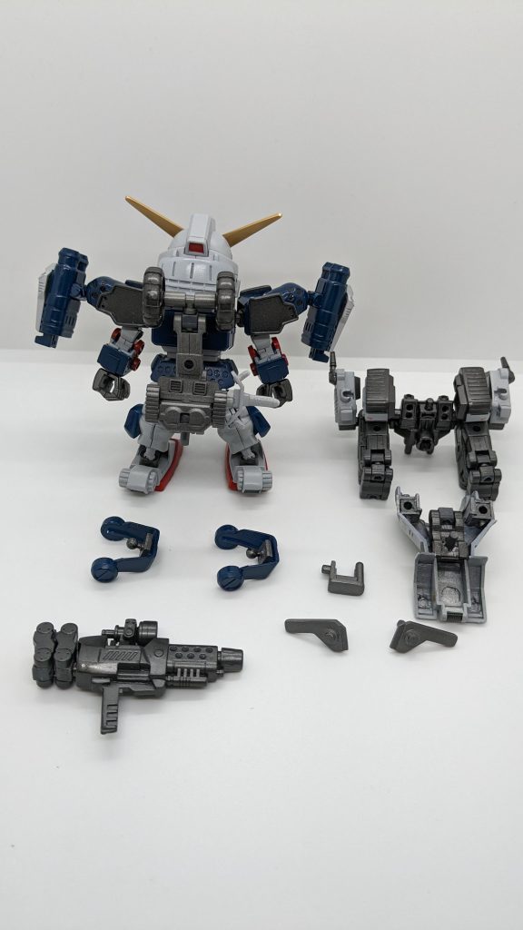 ＢＢ戦士からマルっと移植したシールド関連の変形ギミックを全て３ミリジョイント企画のパーツに変更しています。シールドに３ミリジョイントを増設して持ち手はスクラッチ。足首のアーマーを別パーツのボールジョイント化しています。腰接続のフレームを稼働させることでバックマスターの抜刀ポーズが可能となりました。