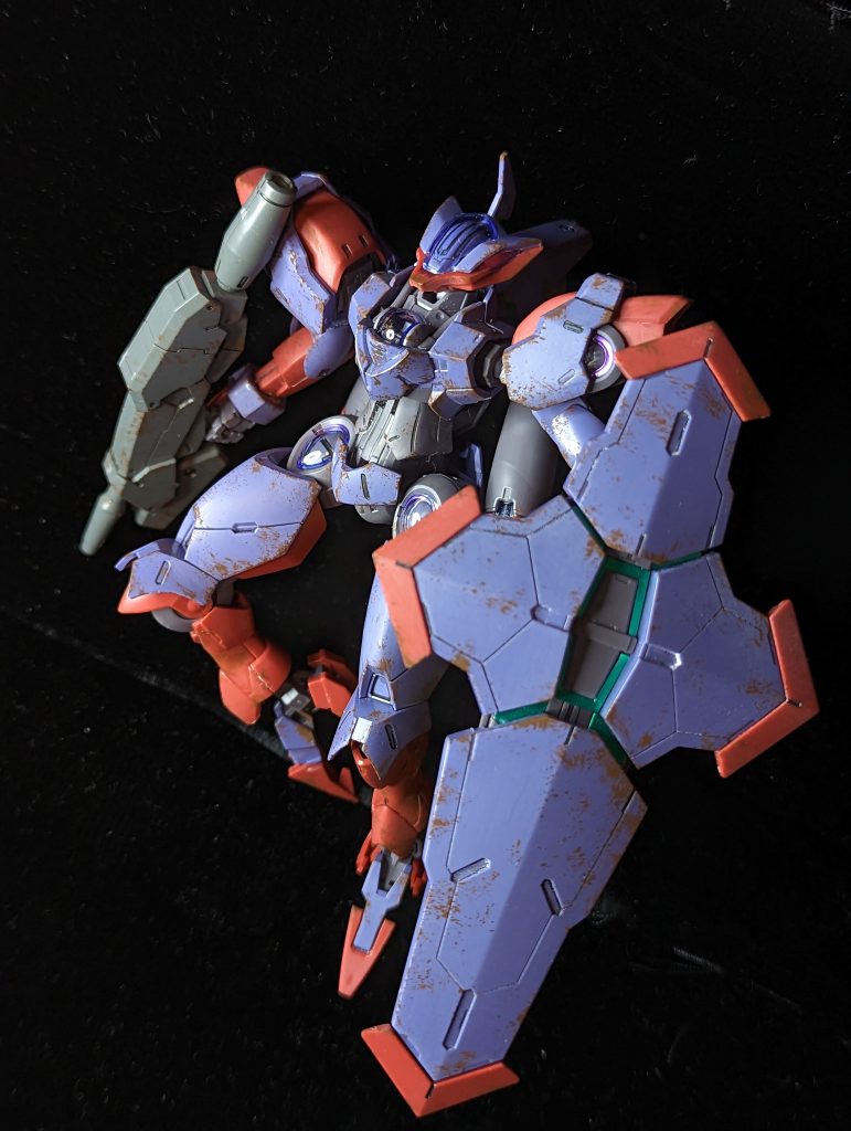 足が小さく自立が難しいので、スタンドは別途用意したほうがいいです。