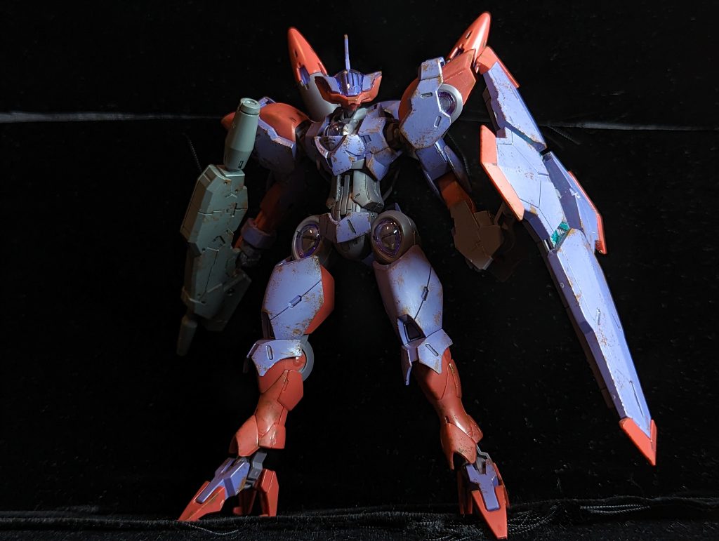 頭部とバックパック、シールド以外はほぼベギルベウのままですが、カラーリングが違うからまったく別物のような印象があります。