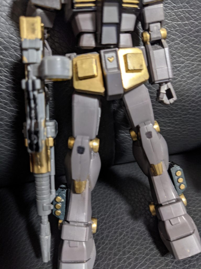 武装は大型ビームライフルと三連ミサイルポッドです。 