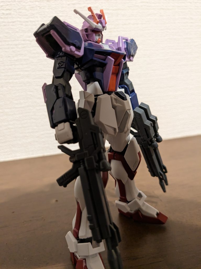 脚と脚部ラインは靴の色的にシャアレッドにしてあります。で、ストライクのビームライフルが４本あったので、鈴仙の射撃イメージと合わせ、接続して片方２本ずつ持たせています。