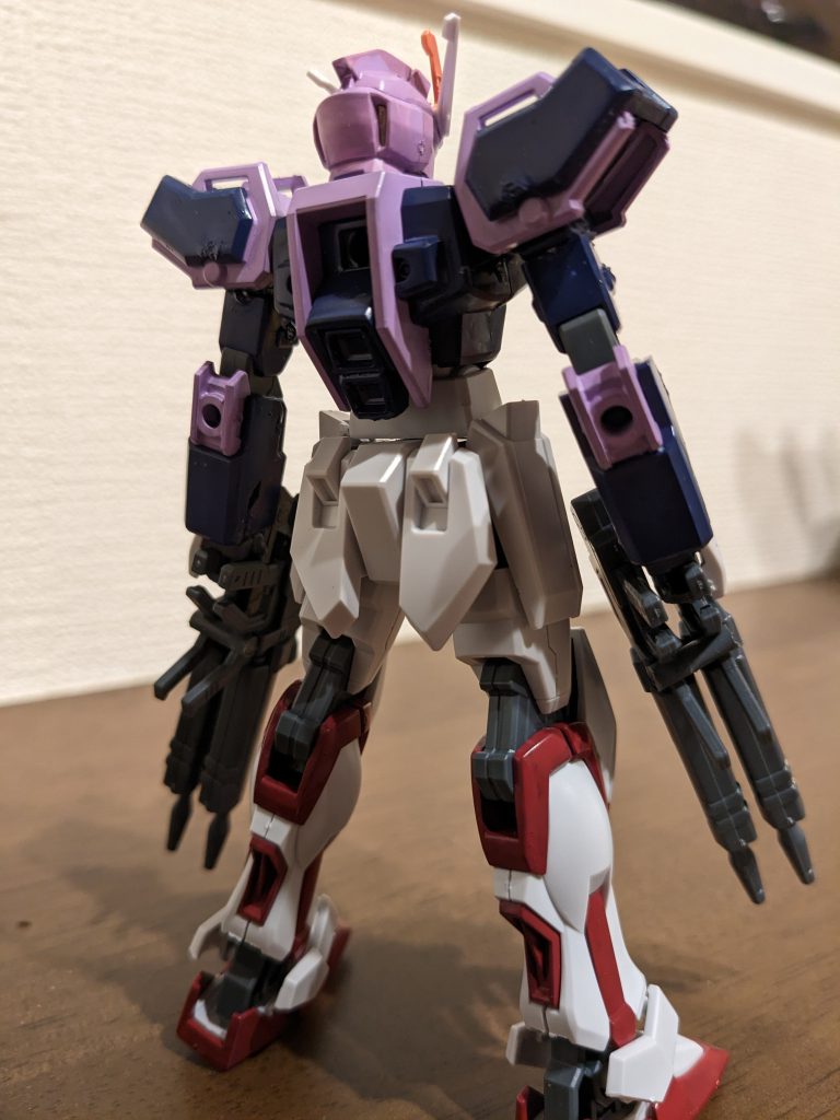 バックショット。カラーリングのせいか、黒い三連星仕様と言っても通る感じがします（笑）