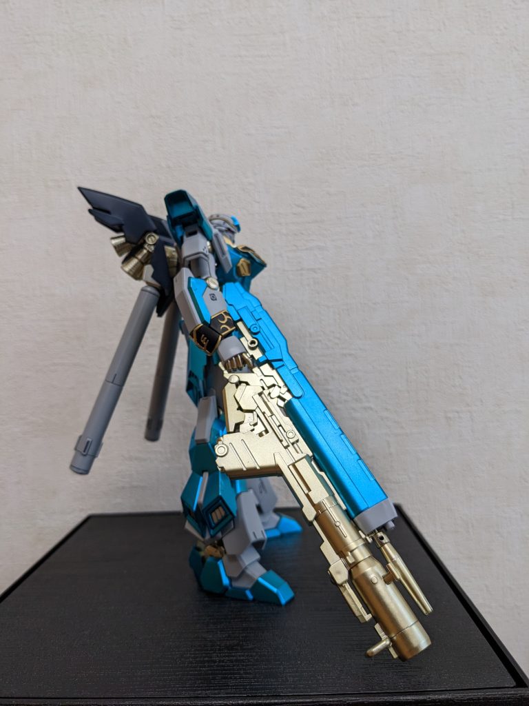 右側面ライフルかっこよ!!😆思い切って色分け増やしてみました。また、武器や関節をホワイトゴールドで塗ったのは、単なる最近のマイブーム💦ですが、グレーと青の機体には映えてるのでは❓
