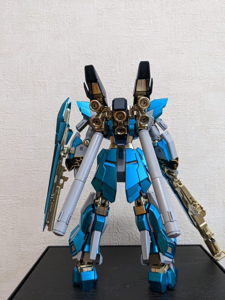 背面バックパックは胸と違う色にしたかったので、成形色のネイビーのまま。プロペラントタンクは青かホワイトゴールドにするか迷ったけど、過剰な気もしたので成形色にしときましたが、正解だったと思います😉