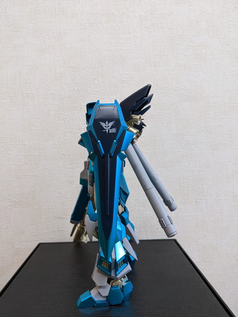 左側面シールドは成形色ネイビーと青のツートンに。シールはRGシナンジュのものを使用