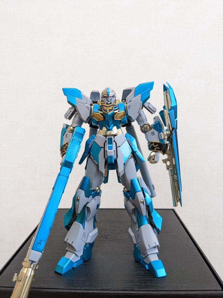 正面以前は店頭で見かけてもスルーしてたのですが、RGシナンジュ作ったら急にコッチも作りたくなって、結局ゲット。11月ごろご開帳!してたものの、水星コン始まって、そちらを優先してたので、年またぎでやっと完成😆カラーリングアレンジのポイントは、・シナンジュの赤と対になるよう、大胆に青使い、パイロットのイカれっぷり😅にあわせて「派手🕺に」・ただし、成形色のグレーが特徴的なので、塗りつぶしはやめとく・ガンダム系に印象を寄せる(特に顔)・エングレービングは塗装する。どうせ塗るなら金色に。と、言ったところです。基本、パーツごとの塗り分けを心がけましたが、マスキングが必要な箇所もまぁまぁ有り、ヒ~ヒ~言ってました😅