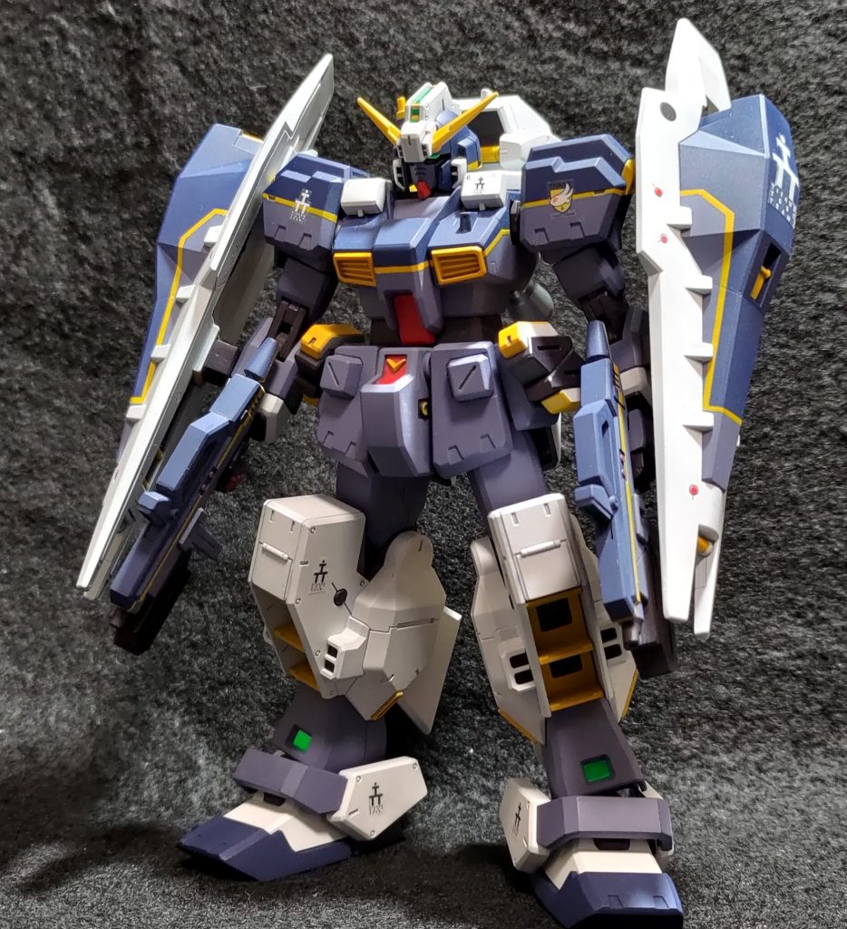 強襲形態 シールドブースター二基を装備 カラーイラストもあってか、このイメージが強いですね