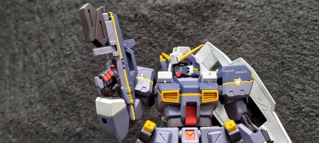 ツインアイやセンサーは付属のホイルシールなので向きによってはキラリと光ります