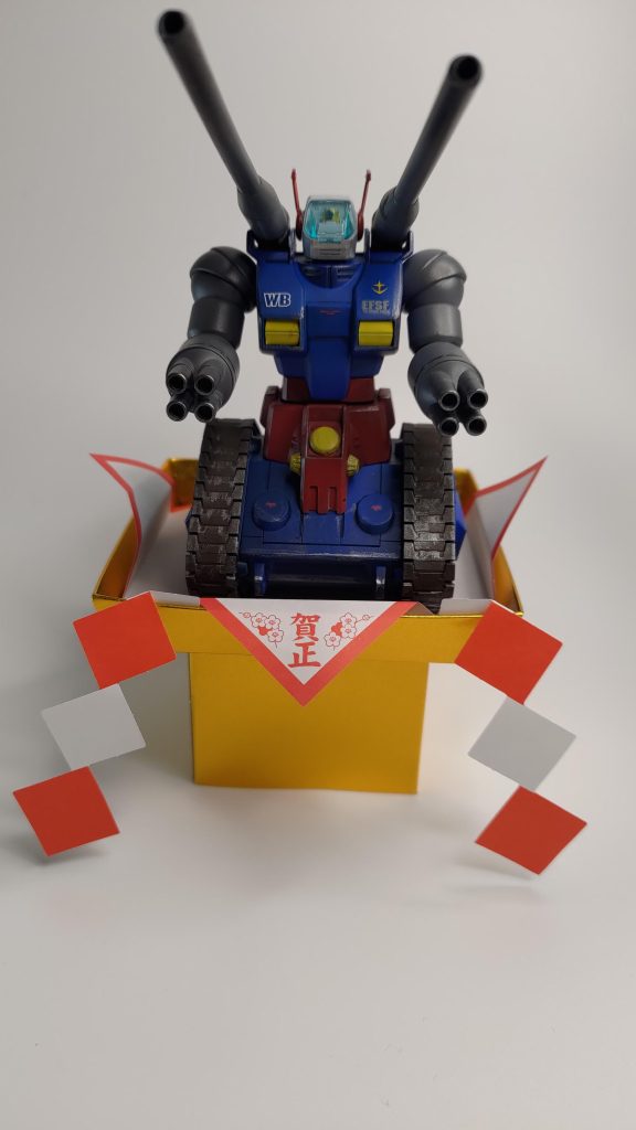 せっかくなので三方から降ろさず撮影続行　縁起物らしく珍しく白背景にしてみました履帯を中心にグランドブラウンでウェザリング　上半身はマルチブラックでスミ入れとフィルタリング　全体的にシルバーでドライブラシをかけています「中の人」も塗装　ラッカー塗装で下地を塗ったあと水性塗料で色をちょい足しして仕上げ