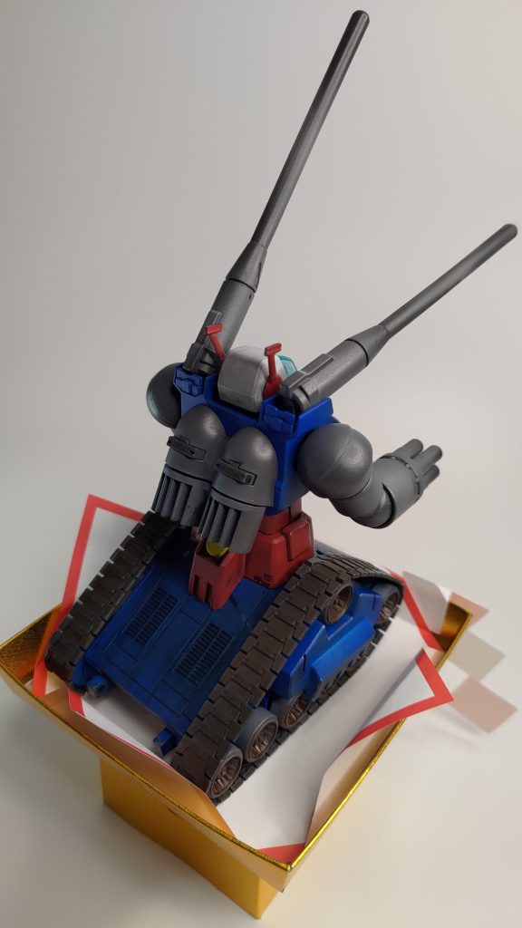 後部下半身のインテークはグラデーションとマルチブラックスミ入れ　一応合わせ目処理は行っています　ちょいとアラありますがなお古いキットで再販を延々と繰り返しているせい？金型にガタがきているのか牽引用パーツがポロリし易いので接着推奨