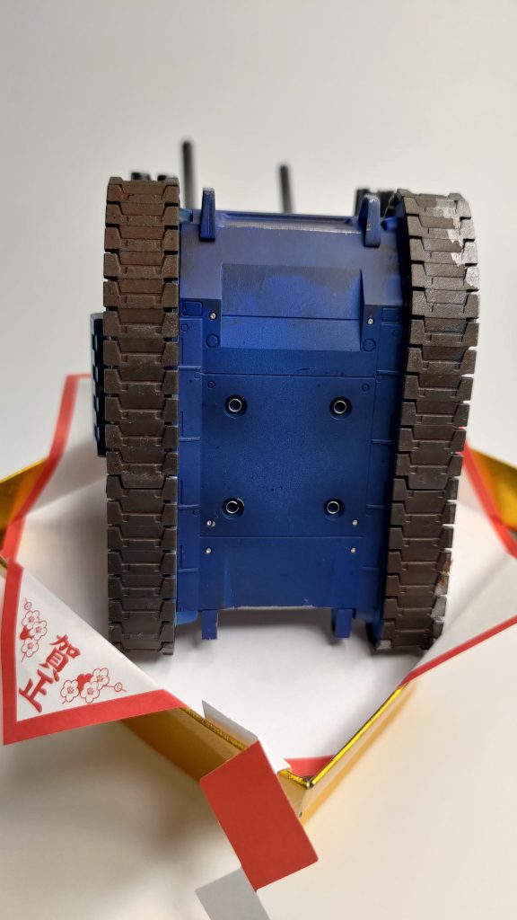 普通誰もUPしないであろう底面せっかくスラスターノズル（？）がモールドされれいるのでグラデーションとシルバーで塗装しています最後までご覧いただきありがとうございました