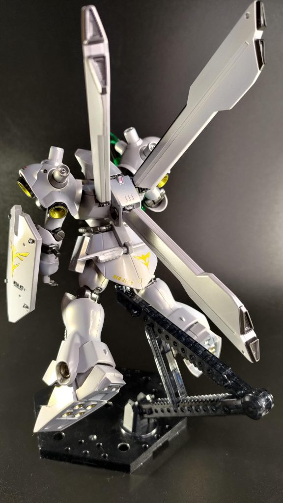 背面 デカールは基本HGUCネオ・ジオン用とガンダムデカールDXから 足裏や脚部スラスターは全てただのモールドなのでマスキングが大変でした