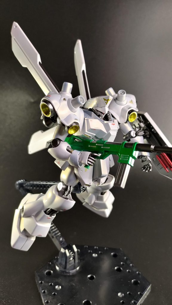 シールド裏ミサイルは本来こちらも白さすがに白すぎるのとνガンダムからの流れで赤にしました