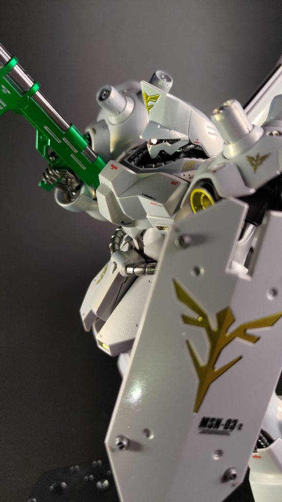 モノアイ発光は蛍光ピンクにUVライト発光シールドのデカールはヤクト・ドーガ+初代Gのキメラです