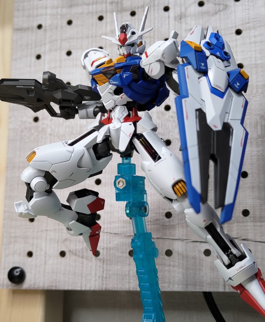 煽り目で。塗装ハゲが怖くてあまり動かせないジレンマ。使用塗料サフ:サーフェイサーEVO(ガイア)白:アルティメットホワイト(ガイア)青:ガンダムカラー MSブルーZ系(クレオス)赤:モンザレッド(クレオス)黄:橙黄色(ガイア)フレーム:黒鉄色(クレオス)、チタンゴールド(タミヤエナメル)ツインアイ:蛍光グリーン(ガイア)スミ入れ:スミ入れ塗料グレイ(タミヤ)トップコート:フラットクリアー(ガイア)デカールはRBコーションデカール(レッド×グレー)とVertexのシステムマーキングN1(レッドとホワイト)から適当に貼りました。