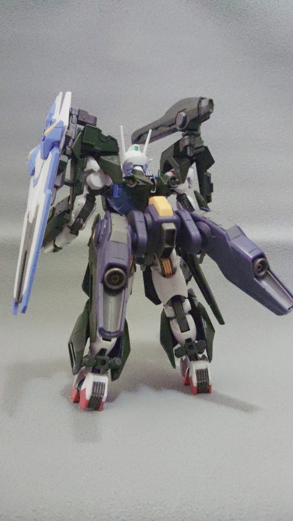 地球寮の寮生達が作ったエアリアルの強化外装ユニット。防御力を重点的に強化しつつビットオンフォームとほぼ同等の運動性を与えられている為エスカッシャンはガンビットかシールド形態に専念して使用できる左肩のタヌキはスレッタのパーソナルマーク…という設定