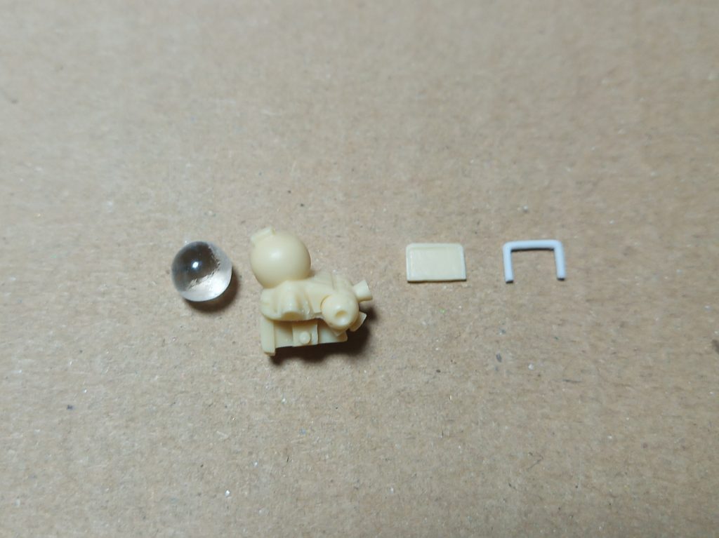 プチモビルスーツの魅力といえばまず透明なドーム状のキャノピーだと思うんですがレジンキットではそこまで再現されていないのでネットで「透明ビーズ6mm」とかで検索しまくって(意外となかなか良いのがなくて)何とかアクリルのビーズをGET!その後ネットの広告欄にやたらビーズが推されてくる始末(¯∇¯٥)入手したのは中途ハンパな穴空きタイプだったのでとりあえず瞬接で埋めていざ加工具体的にはピンバイスでぐりぐりやって空いた穴から紙ヤスリ小さくちぎったものを爪楊枝で押し当てながら内部を整え最後はコンパウンドで…地味に厄介な作業でした^^;あと機体背部の手すりはキットのだと板状になってたので適当なランナータグから自作