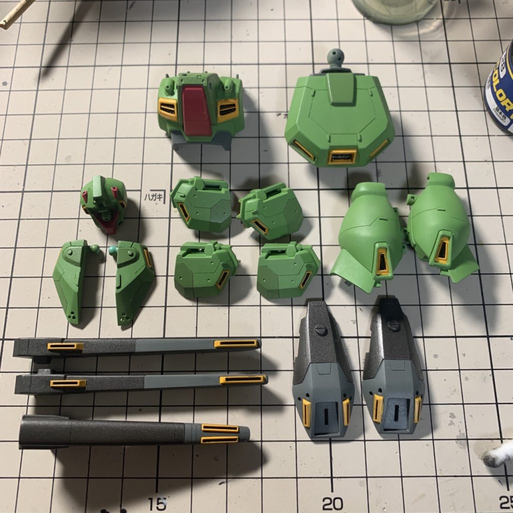 塗分け途中写真胴体パーツやスラスター部分など基本的にパーツ分割が一切されていないのでマスキングによる塗分け、エナメル塗料による筆塗装が非常に大変でした。