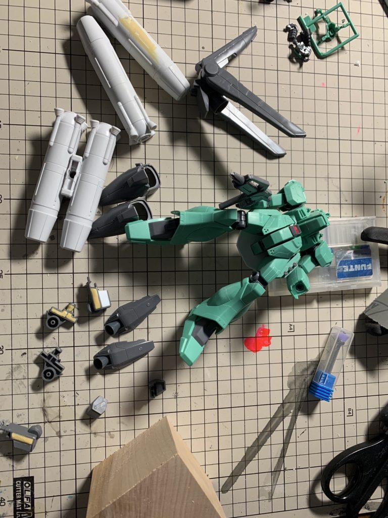 パテ埋めやミサイル分割時の加工写真全体的な肉抜き穴の処理、ミサイル分割時の穴の処理が多く大変でした…