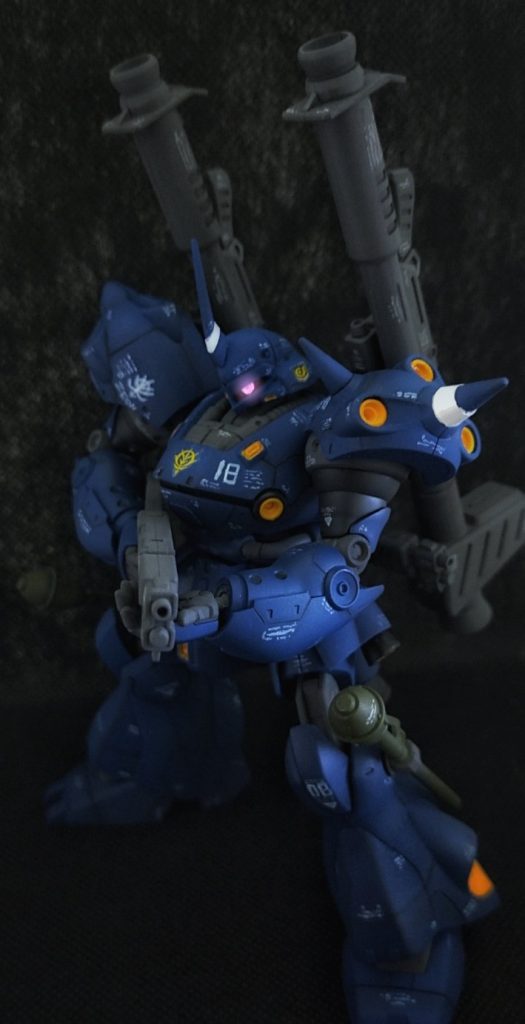 筋彫り、プラ版でディテールアップなどをし表面処理をしたあと艶消し塗装しました。デカールは無かったので筆と絵の具で描きましたがジオンとサイクロプス隊のエンブレムはキットに付属していたものを使用しました。