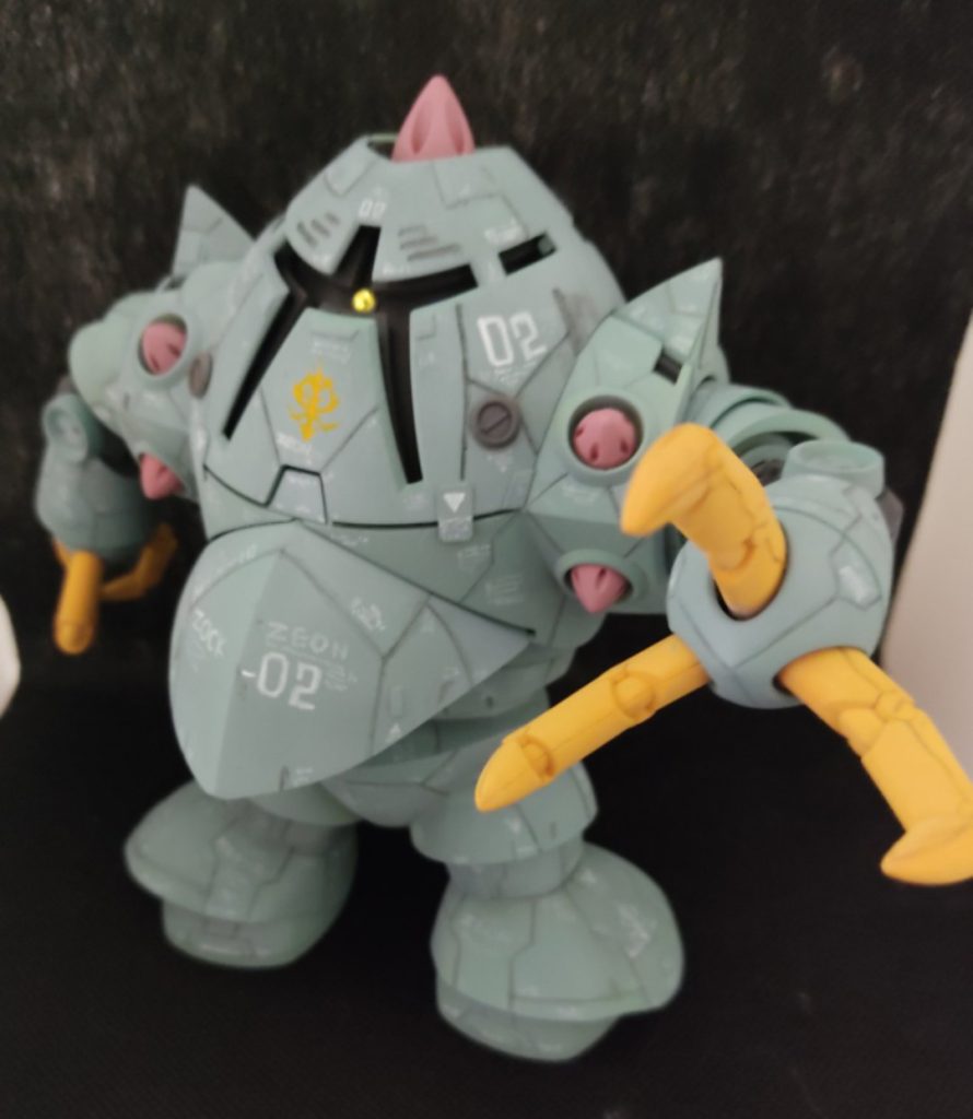 ヤスリで表面を整えて筋彫りをして、デカールやジオンのエンブレムは絵の具で描きました。発掘された際にモノアイはなかったので百均のジュエルシールで再現しました。