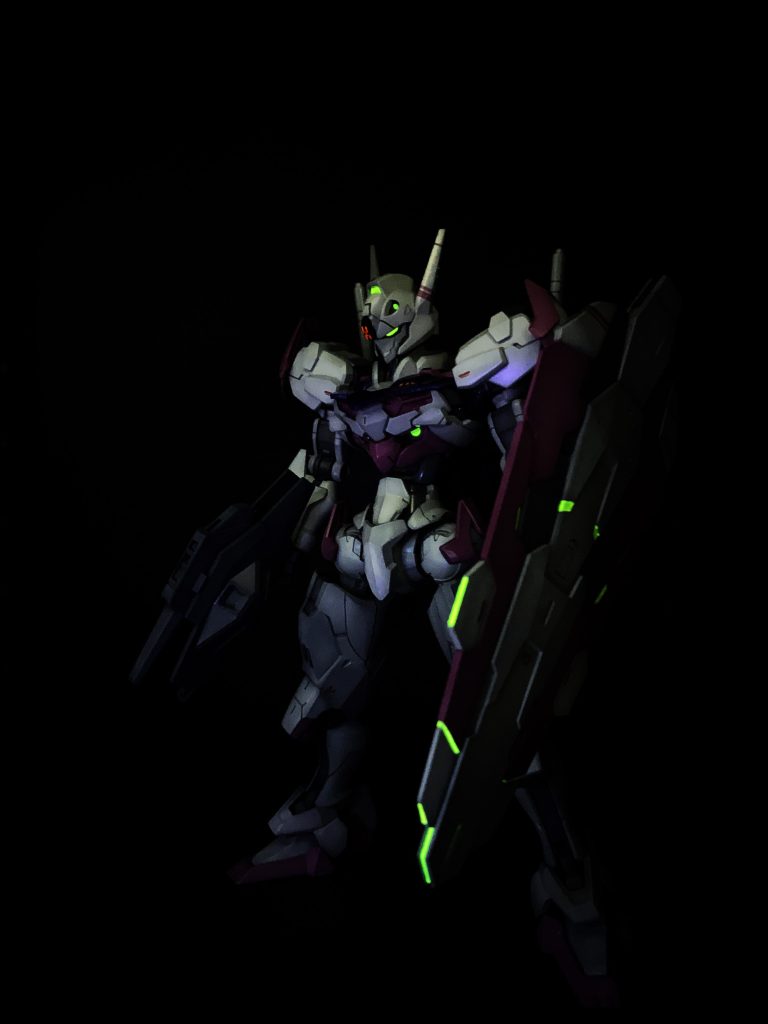 ブルーライトを地面に反射させて撮影したのですがCGぽい写真になりましたね。カッコいいからいいんですが…