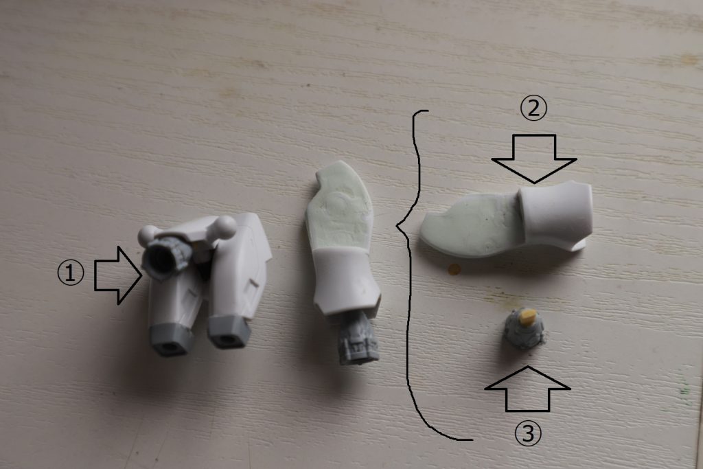 ①お尻アーマーにV2ミノスキードライブ接続部品を3mmプラ棒にて接続し、ビルダーパーツのバーニアをランナーで延長して接続。下部にビルダーパーツのMSタンク接続部を接着。②V2の脚部を写真のようにカットしてパテで埋め、ピンバイスで3mm穴をあけて3mm棒を刺し、V2の脚部横にピンバイスで穴をあけ接続。③バーニア差し込み穴が小さいのでピンバイスで2.5mmに大きくしてランナーを刺し、ランナーのサイドをヤスリで削って丸棒を長方形に変更しポリキャップに刺せるようにする。