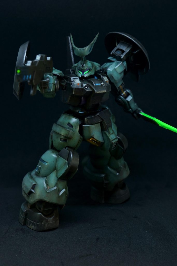 一応、銃口にも蛍光グリーン。サーベルは無加工。最近のサーベルは大体光る。右足が銃口と同じ方向に向いてないから、内股っぽい貧弱ポーズに…。撮る前に気付け…