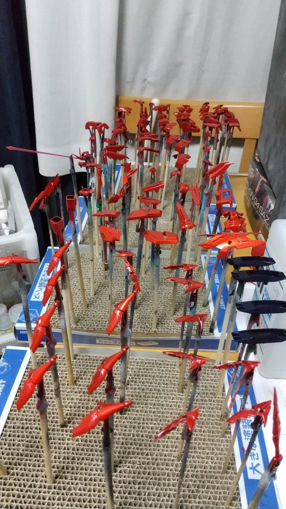 赤色塗装～♪手前が後に青になるパーツです。