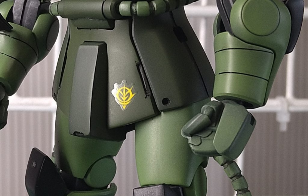 今回はデカールの段差消しに挑戦ふんどしとシールドのジオン紋章を修正します。