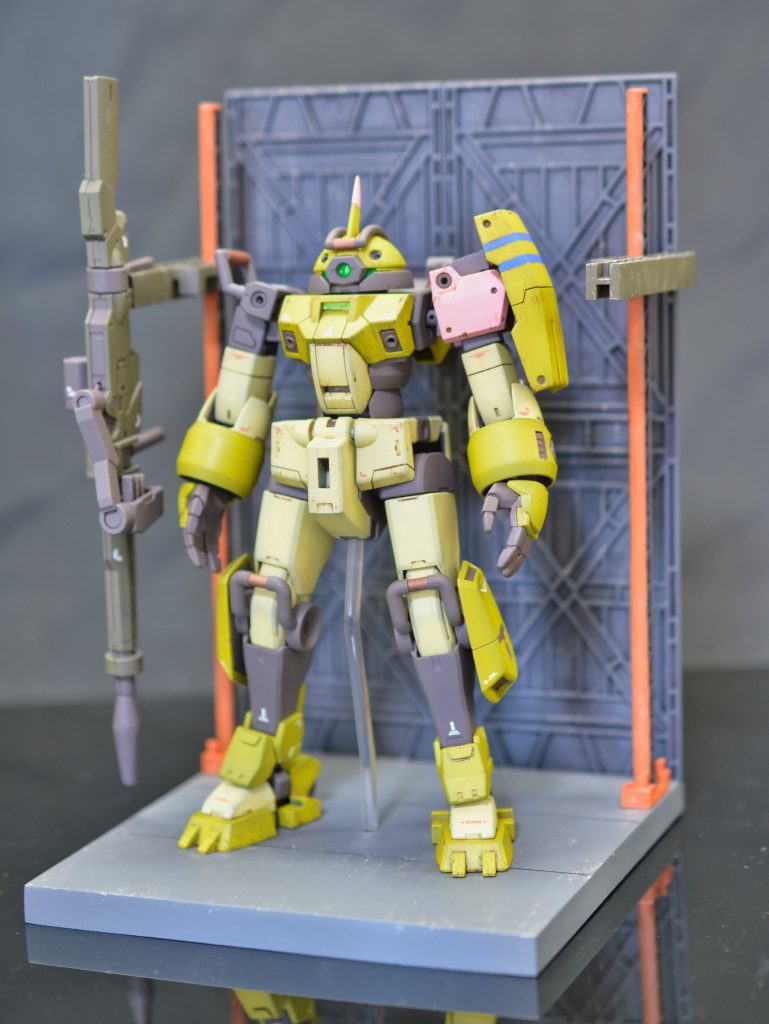 左肩はレッドショルダーならぬピンクショルダーピンク(サイバーフォーミュラカラー)(G)+ホワイト少量シールドの青いラインは地球をイメージ