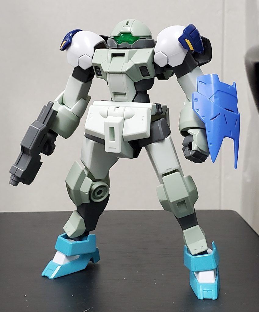 塗装前はこんな感じでした。使ったパーツはデミトレーナー本体に、バルバトスルプスレクスの肩アーマーと、アスタロトのガントレット、アデルの足首とバックパックにはグリムゲルデの肩パーツを加工して取り付けました。