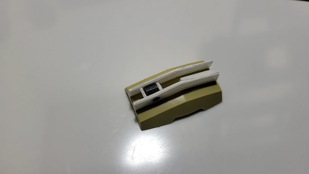 腕のシールドは、肩についていたシールドにプラバンを貼り3㎜プラ棒を指して腕に取り付けられるように