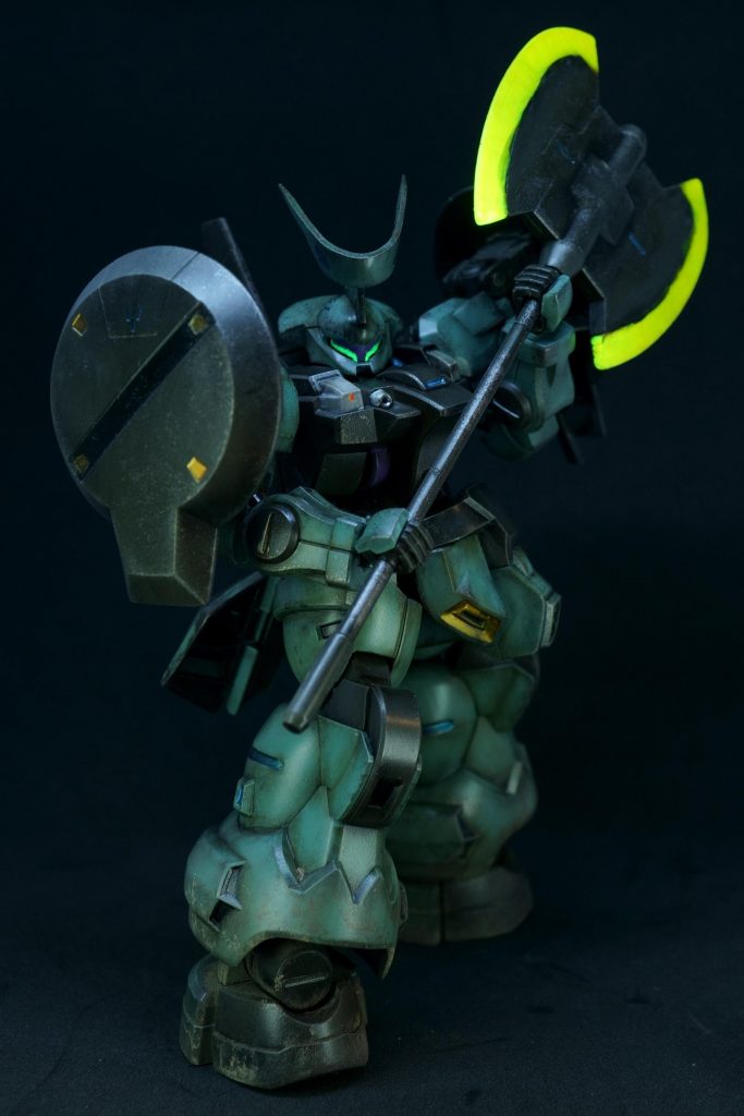 目と斧は最近お気に入りのブラックライトで光らせるために、アクリジョンの蛍光塗料で筆塗り。膝横や腰部にも蛍光ブルーで塗りたかったんだけど、アクリジョンには蛍光ブルーがない。以前、ガイアノーツの蛍光ブルーを購入して、ルブリスで挑戦したけど、あの臭いはベランダでもキツくて、家族から苦情が…。部分塗装のほとんどは、メタル系のガンタムマーカー使ってます。