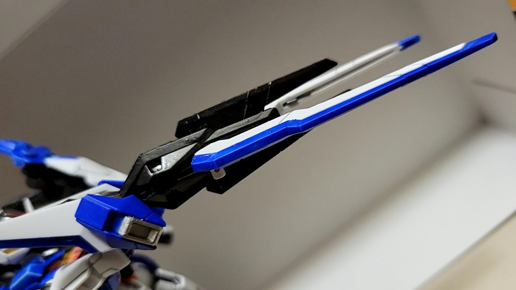 左肩のビットをライフルに取り付け(1㎜の真鍮線で接続)バスターライフルを再現