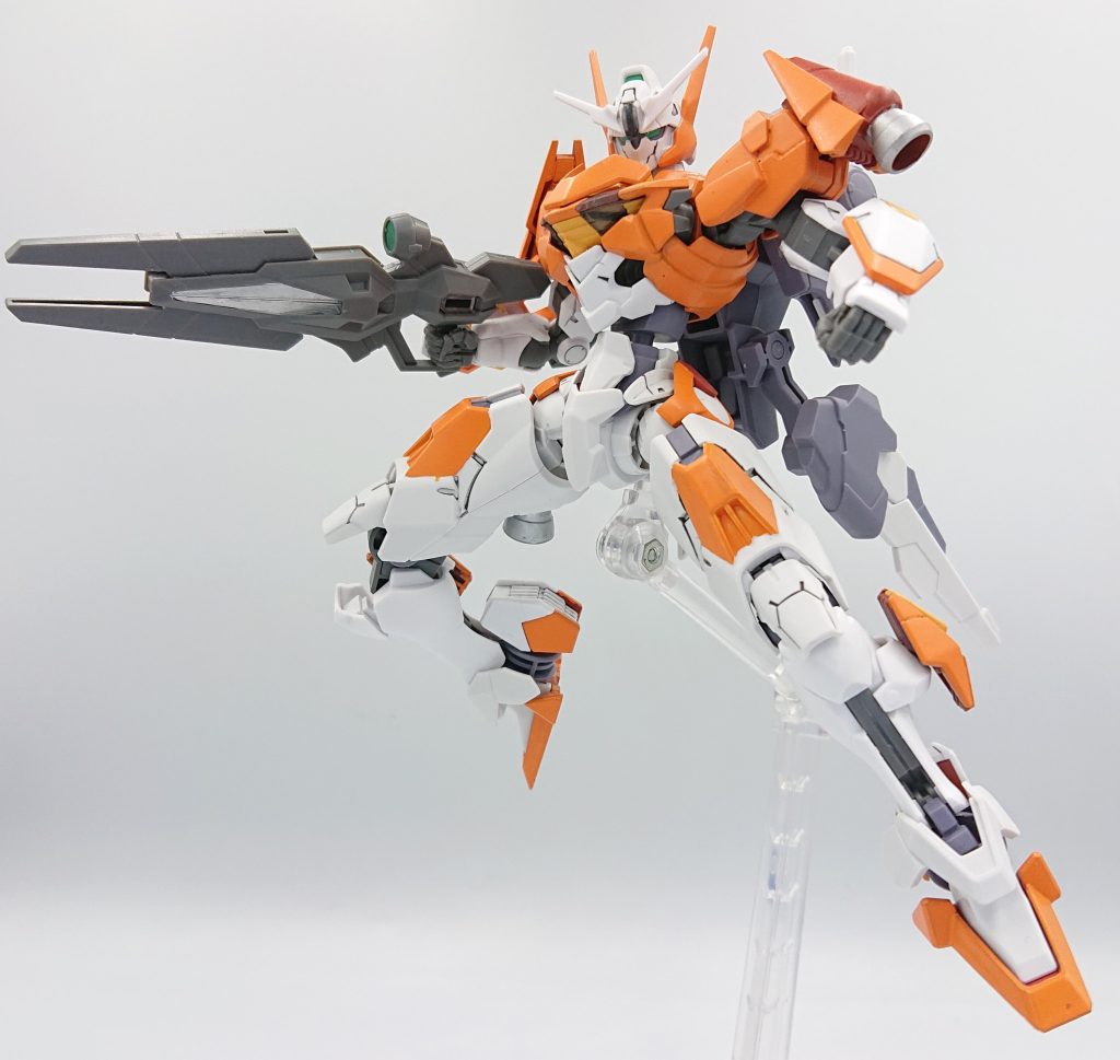 下地としてオキサイドレッドサーフェイサーを使用。オレンジ部分はフェイバリットカラーのNAZCAカラーのマンダリンオレンジ、白部分は成型色をそのままである。