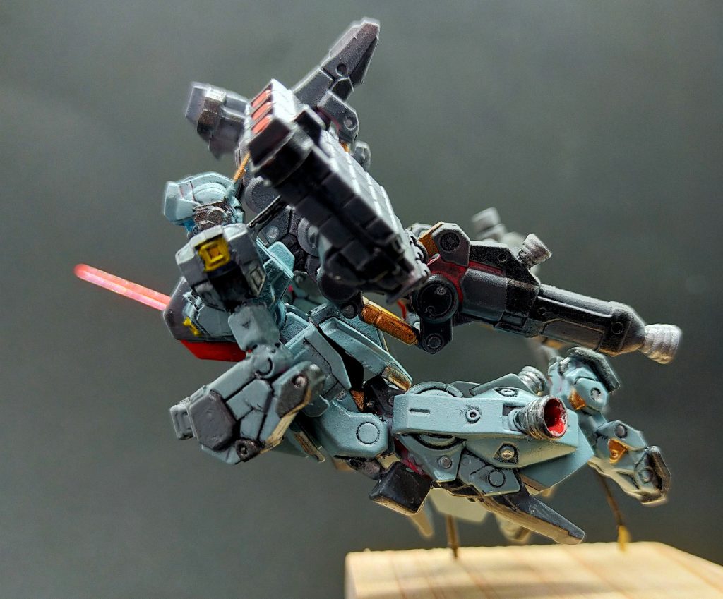 各所バラバラに切断し瞬着でポーズを作っています。