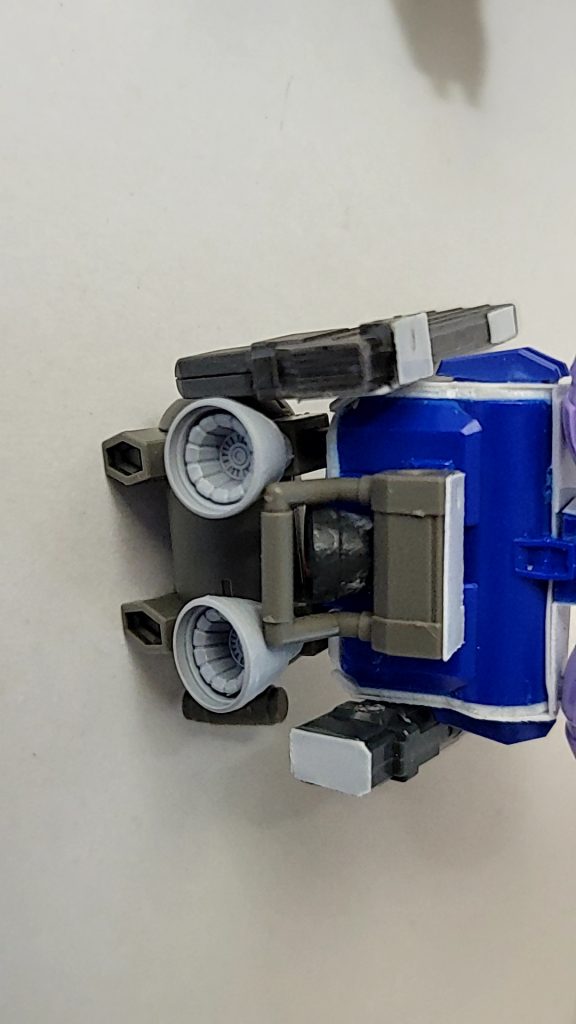 元のバックパックと肩アーマーなどを取り付け