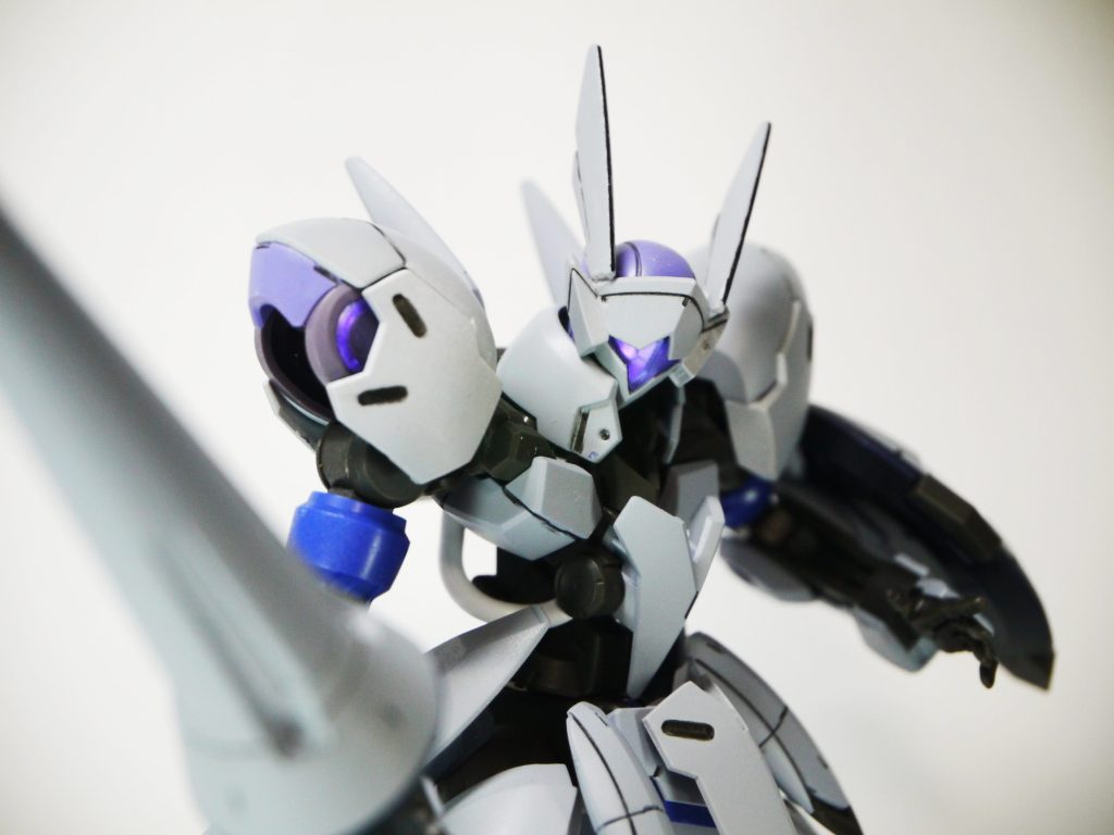 劇中9話のMSコンテナから出てきたミカエリスのアップを見た時に感じたミカエリスらしさが存在感のある肩アーマーとヘッドパーツだったためそこを採用しつつ、ミカエリスっぽさを探した結果、腰フロントアーマーの存在感でしたのでそれを使用したところ、程よいミカエリスっぽさが出たと思っております。