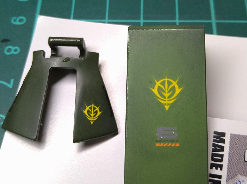 シールド上のジオン紋章の段差けしはまずまず出来た!・・・と思ったのですが下に貼り付けたナンバーデカールが破けてしまった。紋章はガンダムデカールで厚みがあったのですがナンバーでカールは段差が少ないものでしたので同じようにヤスリをかけたので失敗してしまいました。もっとピンポイントで作業をしなくちゃいけませんね。